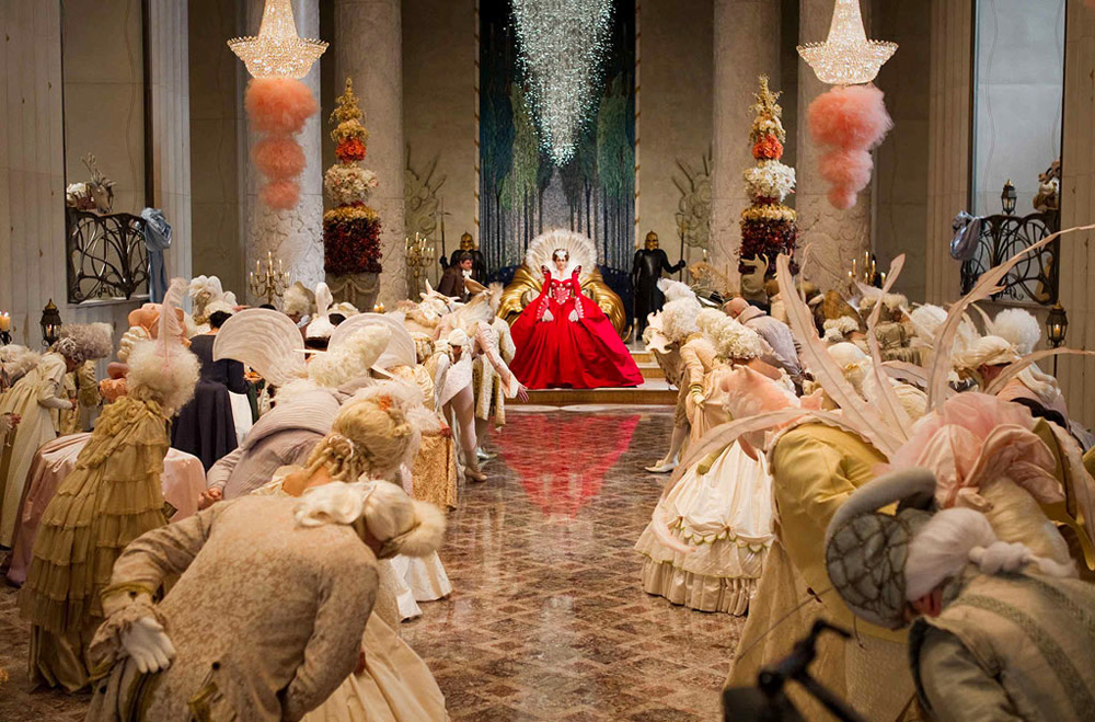 La corte omaggia la regina (Julia Roberts). -  Dall'articolo: Snow White vs Snow White and the Huntsman.