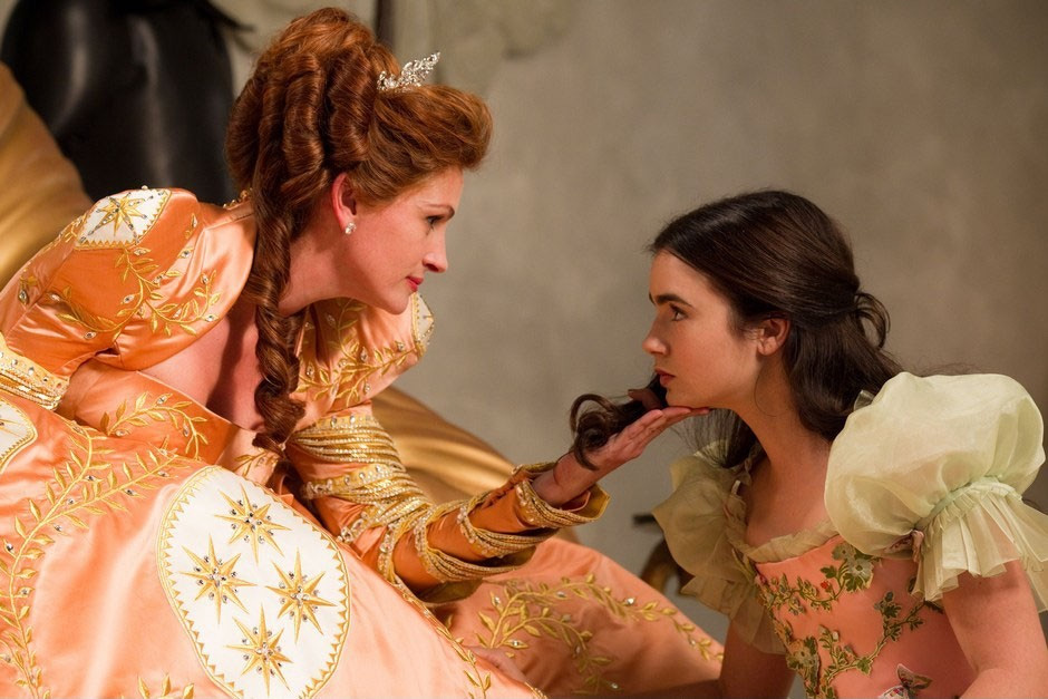 La regina (Julia Roberts) e Biancaneve (Lily Collins). -  Dall'articolo: Snow White vs Snow White and the Huntsman.
