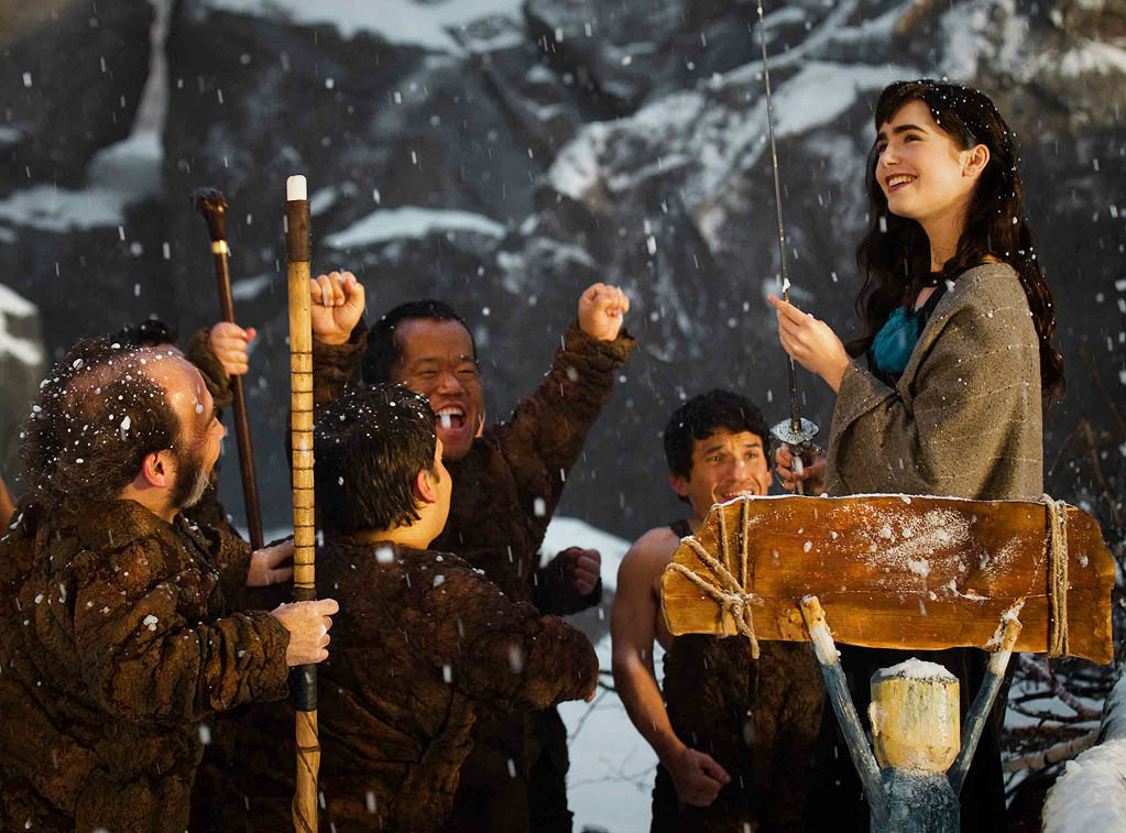 Biancaneve (Lily Collins) con i sette nani. -  Dall'articolo: Snow White vs Snow White and the Huntsman.