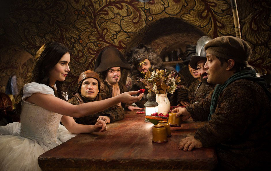 Biancaneve (Lily Collins) con i sette nani. -  Dall'articolo: Snow White vs Snow White and the Huntsman.