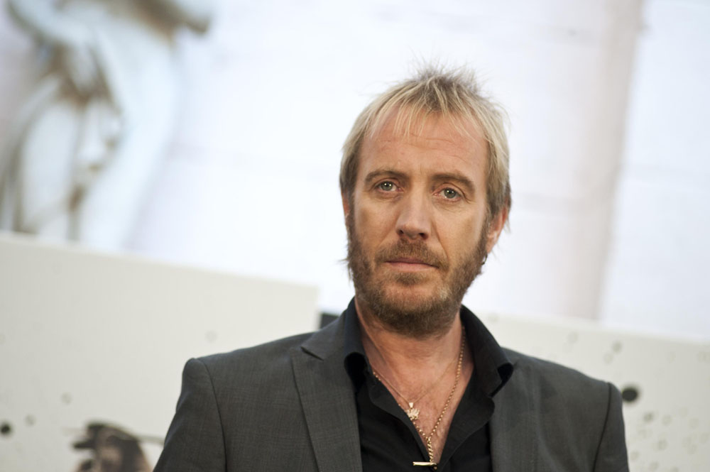 In foto Rhys Ifans (57 anni) Dall'articolo: Roland Emmerich, la penna e la spada (laser).