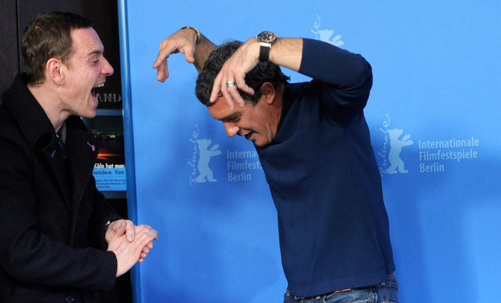 In foto Antonio Banderas (64 anni) Dall'articolo: Berlinale 2012, Fassbender preso a calci da una donna!.