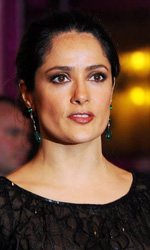 In foto Salma Hayek (59 anni) Dall'articolo: Berlinale 2012, Fassbender preso a calci da una donna!.