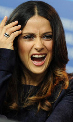 In foto Salma Hayek (59 anni) Dall'articolo: Berlinale 2012, Fassbender preso a calci da una donna!.