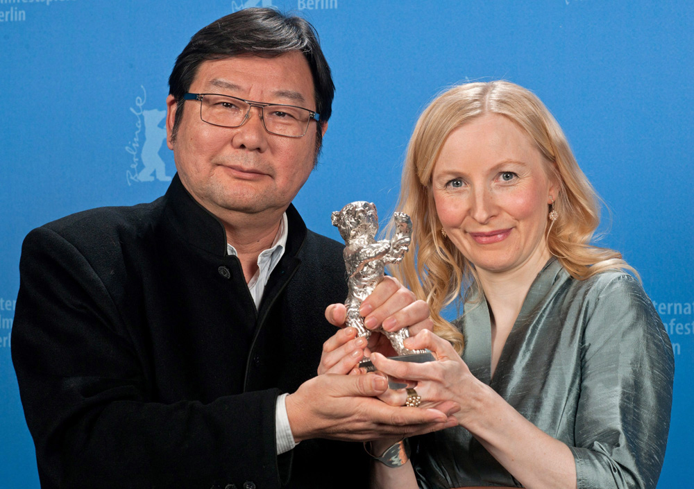 Anne Fleck, la compagna del direttore della fotografia Lutz Reitemeier, premiato per il miglior contributo artistico per il film White Deer Plain. -  Dall'articolo: Berlinale 2012, Orso d'oro a Cesare deve morire.