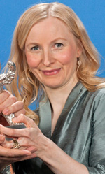 Anne Fleck, la compagna del direttore della fotografia Lutz Reitemeier, premiato per il miglior contributo artistico per il film White Deer Plain. -  Dall'articolo: Berlinale 2012, Orso d'oro a Cesare deve morire.
