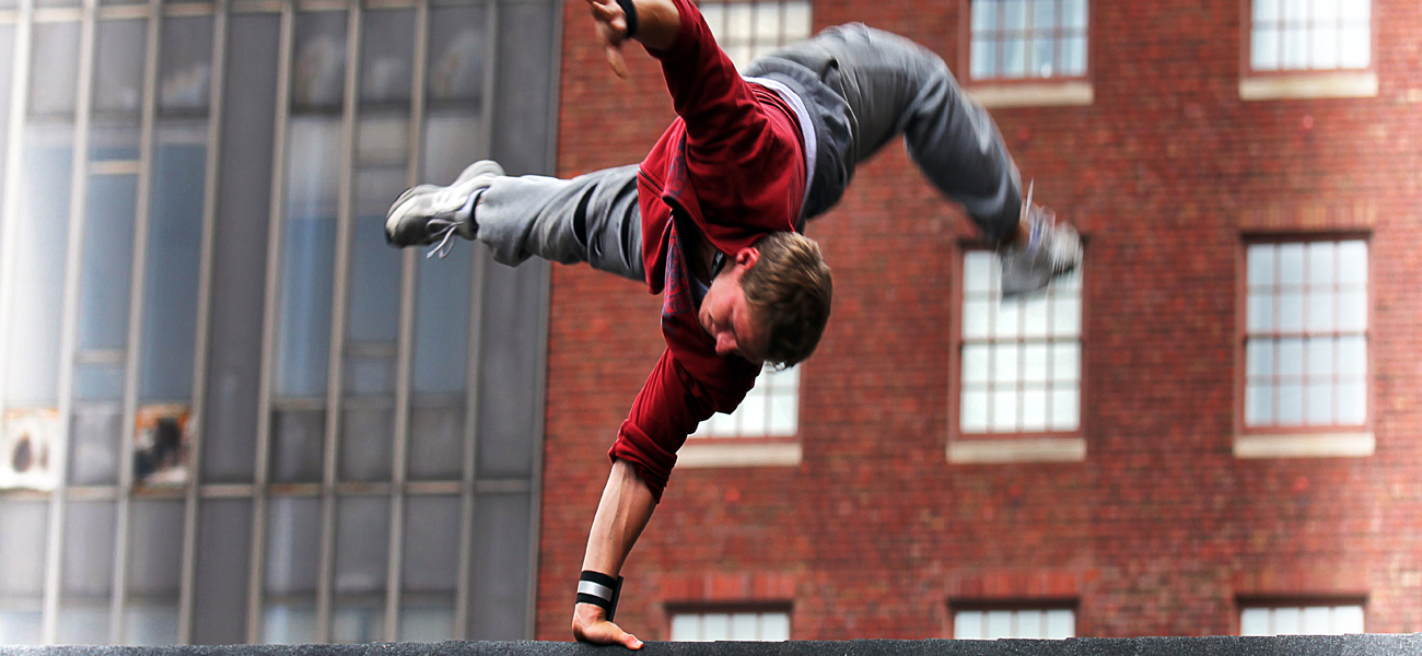 In foto una scena del film Freerunner. -  Dall'articolo: Film nelle sale: fanciulle, cacciatori e acrobati in corsa.