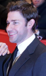 In foto John Krasinski (45 anni) Dall'articolo: Berlinale 2013, in concorso Shia LaBeouf contende la donna a un boss.