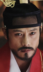 Lee Byung-hun in una scena del film Masquerade di Choo Chang-min. -  Dall'articolo: Masquerade, il gioco del sosia e una lezione sul potere. Dall'articolo: Masquerade su Wide Far East Film.