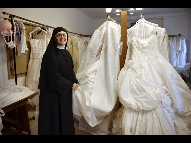 In atelier suore abito bianco in dono - MYmovies.it