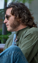 In foto Joaquin Phoenix (50 anni) Dall'articolo: Vizio di forma e il 1969.