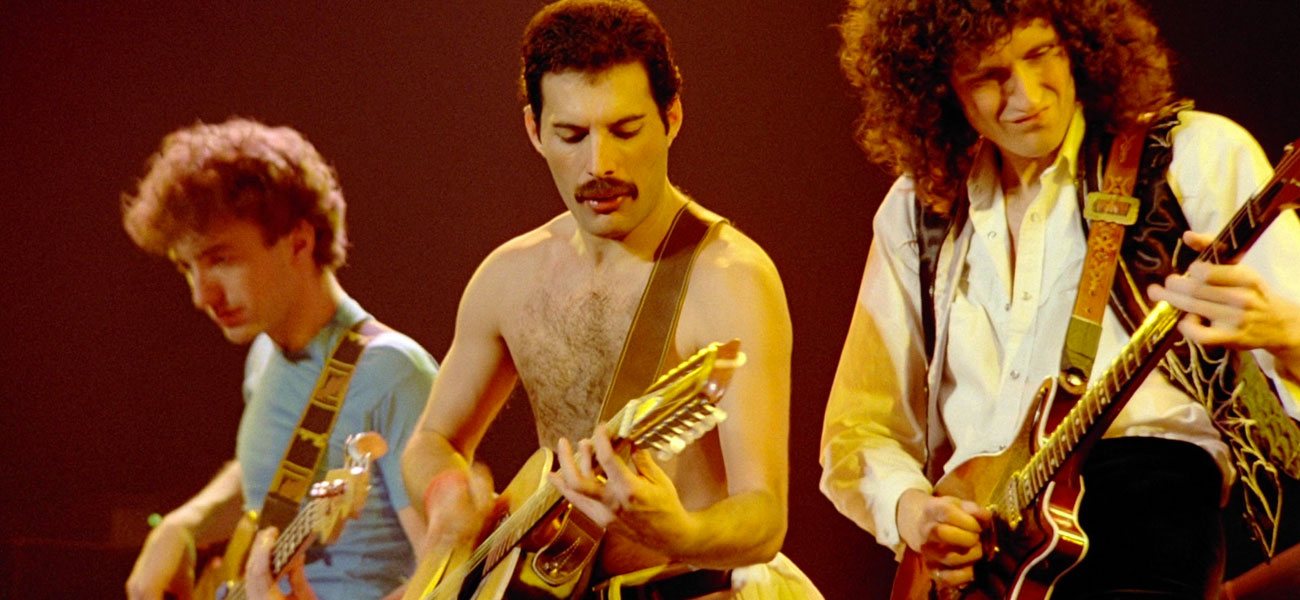 In foto Freddie Mercury durante il concerto. -  Dall'articolo: Queen Rock Montreal, ascolta la playlist.