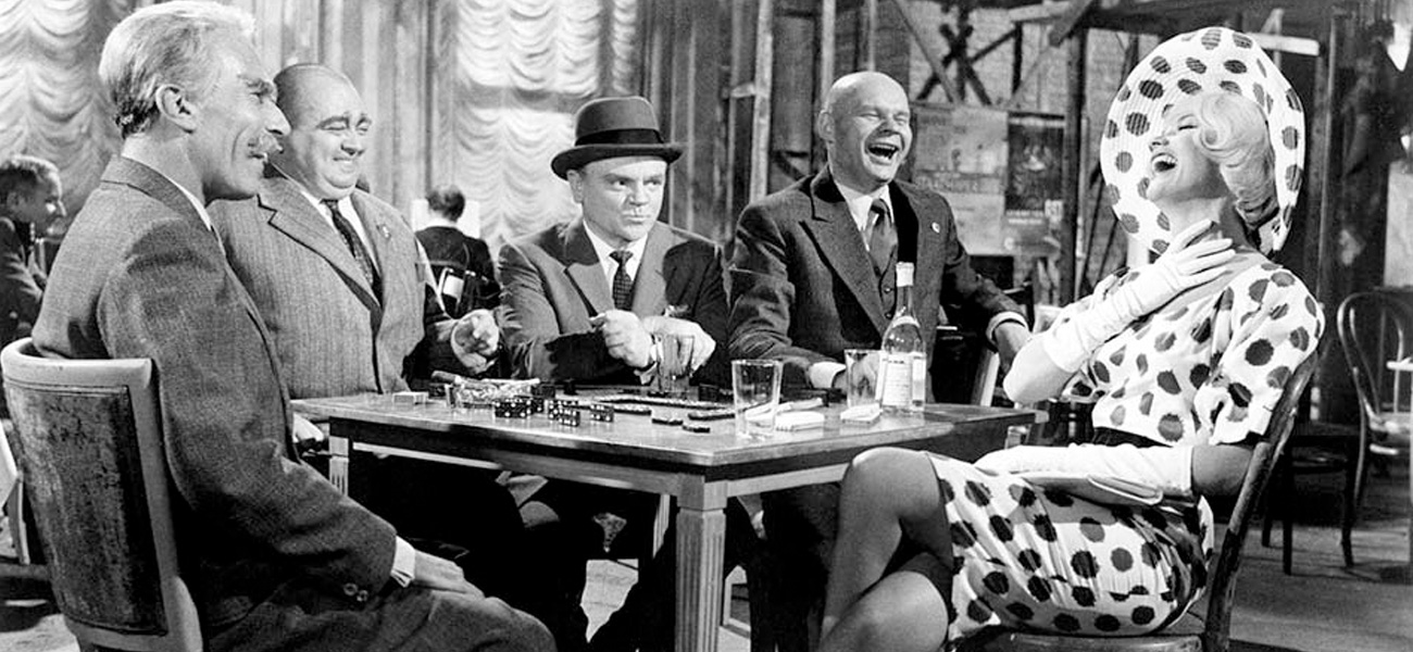 In foto una scena del film Uno, due, tre!  di Billy Wilder. -  Dall'articolo: Cento anni di Coca-Cola e tanto cinema.