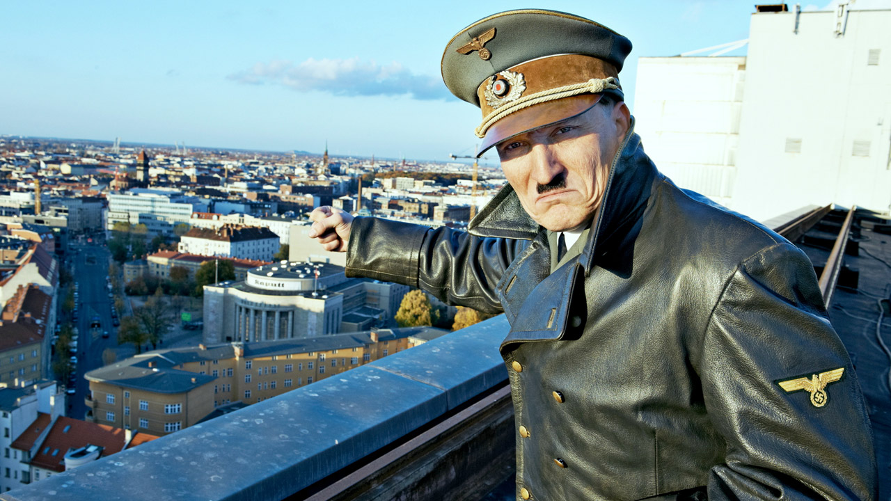 In foto Oliver Masucci (56 anni) Dall'articolo: Lui  tornato, e Hitler imit Zalone.