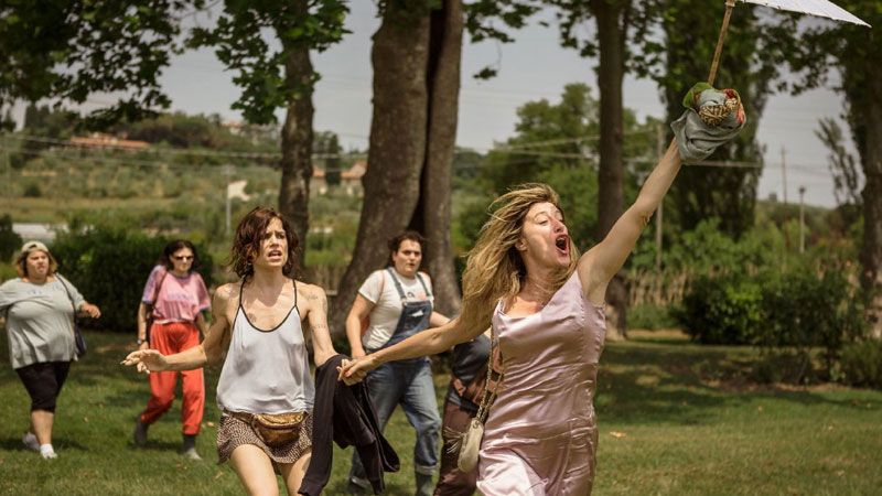 In foto Valeria Bruni Tedeschi (60 anni) Dall'articolo: La pazza gioia, women movie del cinema italiano contemporaneo.