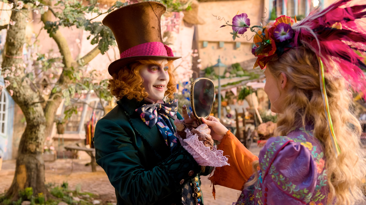 In foto Johnny Depp (61 anni) Dall'articolo: Box Office, Alice attraverso lo specchio esce ieri e non raggiunge il primo posto.