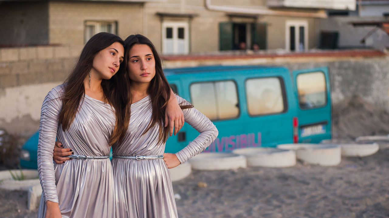In foto Marianna e Angela Fontana, protagoniste di Indivisibili di Edoardo De Angelis. -  Dall'articolo: Indivisibili, equilibrio tra attrazione e repulsione.