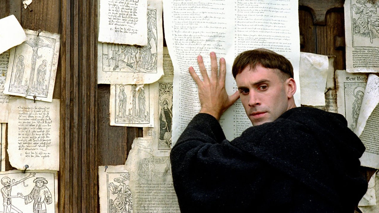 In foto Joseph Fiennes (54 anni) Dall'articolo: Ripariamo i malintesi, Bergoglio e il contatto con Lutero.