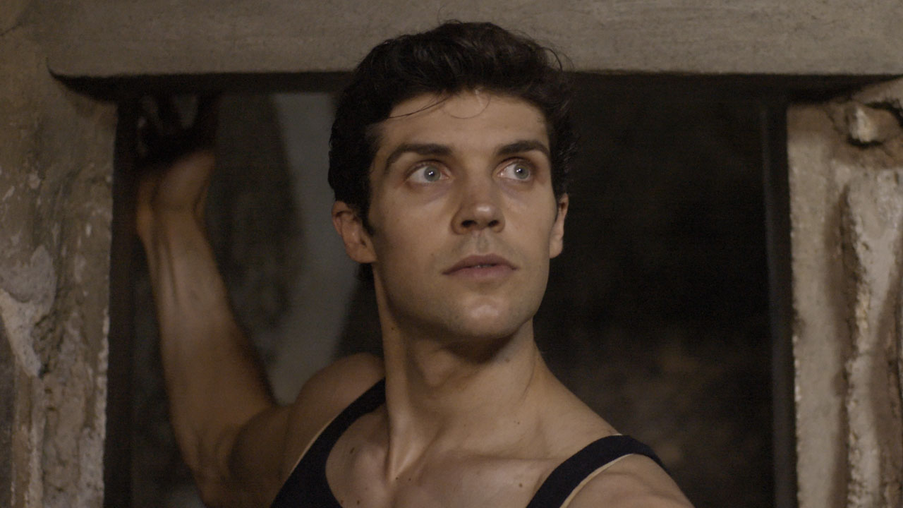 In foto Roberto Bolle (49 anni) Dall'articolo: L'arte della danza di Roberto Bolle.