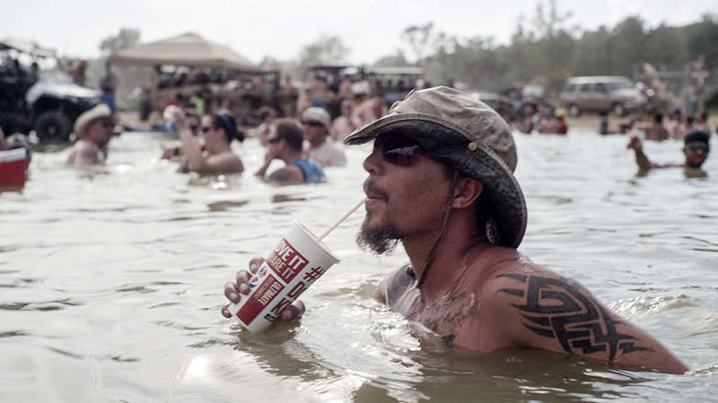 In foto una scena del film Louisiana. -  Dall'articolo: Louisiana, l'altra faccia del sogno americano. Guarda l'inizio.