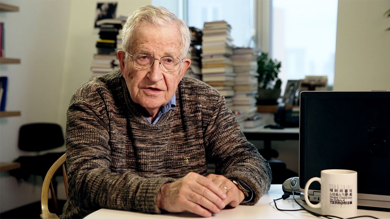 In foto Noam Chomsky