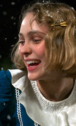 In foto Lily-Rose Depp (25 anni) Dall'articolo: Planetarium, il trailer del film con Natalie Portman.