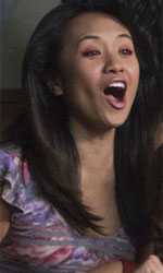 In foto Ellen Wong Dall'articolo: Glow, il trailer ufficiale e le nuove foto della serie.