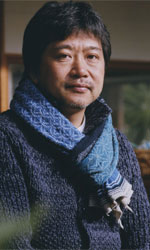 In foto Kore'eda Hirokazu (62 anni) Dall'articolo: Ritratto di famiglia con tempesta, evoluzione della ricerca di Kore'eda.