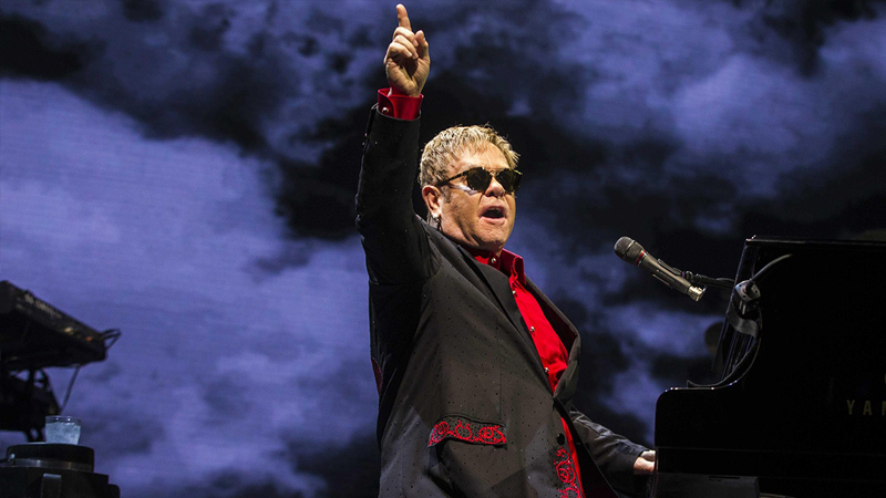 Elton John: «Abbiamo dato il botox alle mie canzoni»