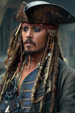 In foto Johnny Depp (61 anni) Dall'articolo: Podio del box office immutato, Pirati dei Caraibi vicino ai 9 milioni.