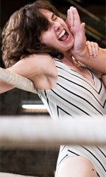 In foto Alison Brie (43 anni) Dall'articolo: I migliori catfight della storia di cinema e TV, in attesa di Glow.