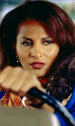 In foto Pam Grier (75 anni) Dall'articolo: Jackie Brown, gratis in streaming il film di Tarantino. Dall'articolo: Jackie Brown, il film stasera in TV su TV8.