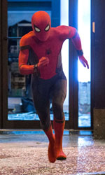 In foto Tom Holland (28 anni) Dall'articolo: Il box office  un affare per due: Spider-Man e The War primi senza rivali. Dall'articolo: Sono lontani i tempi in cui Spider-Man incass 20 milioni di euro al box office.