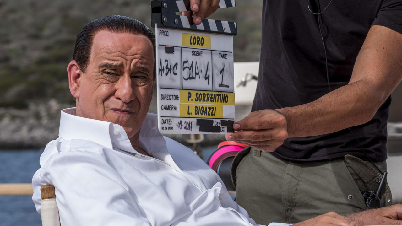 In foto Toni Servillo (65 anni) Dall'articolo: Servillo  Berlusconi, la prima foto del film di Sorrentino.