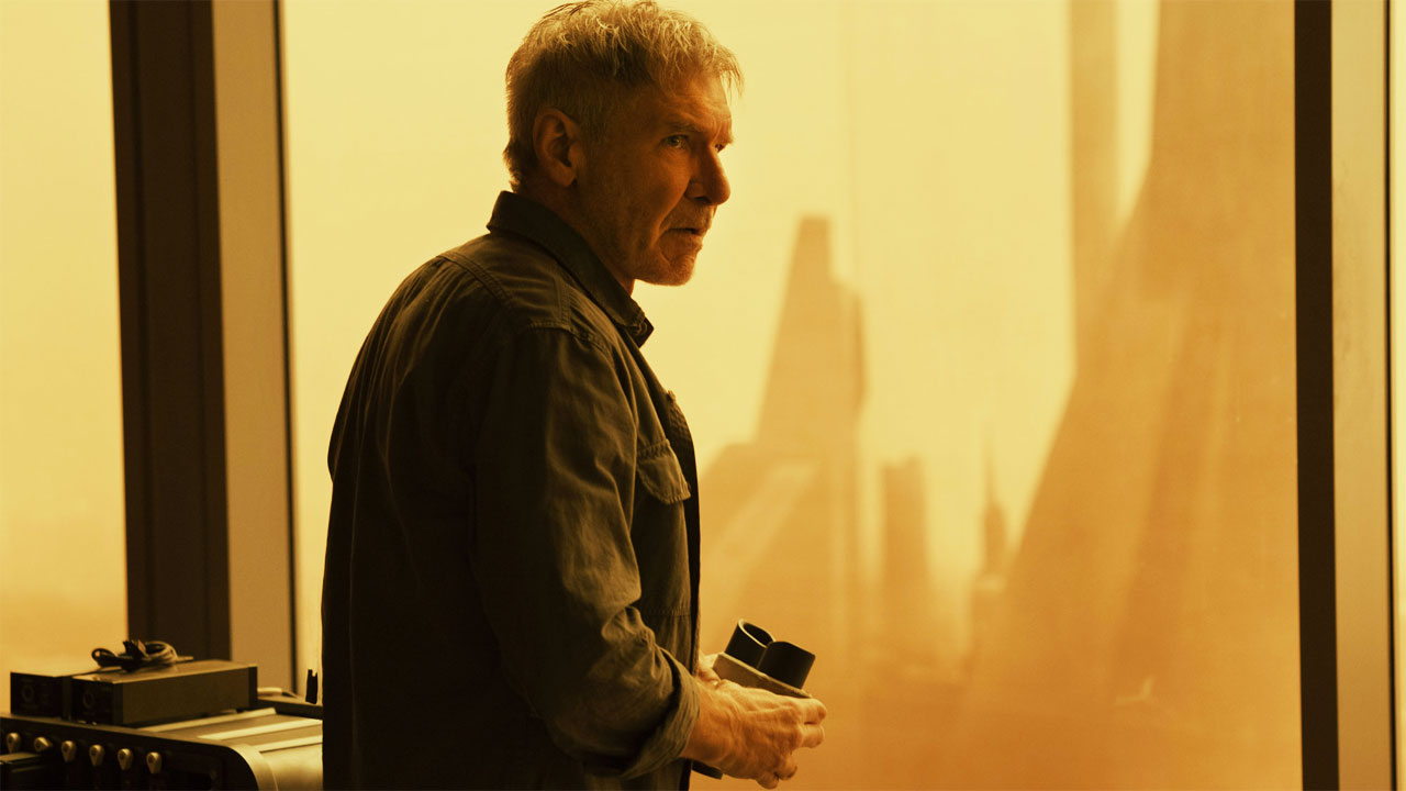 In foto Harrison Ford (82 anni) Dall'articolo: Blade Runner, 2049 vs 2019: elementi che tornano e cambiano.