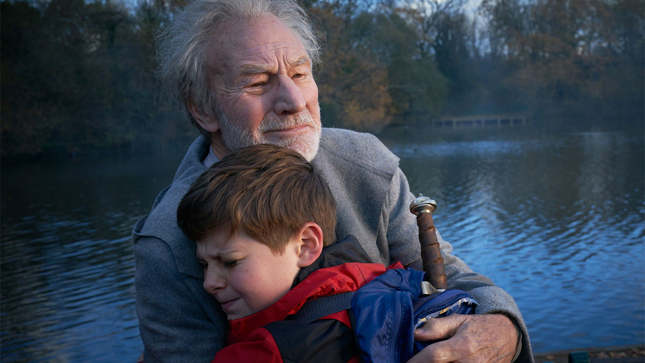 In foto Patrick Stewart (84 anni) Dall'articolo: Il Ragazzo che Diventer Re, il trailer italiano del film [HD].