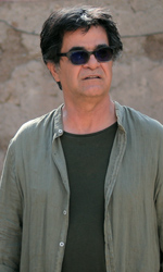 In foto Jafar Panahi (64 anni) Dall'articolo: Tre volti, il trailer italiano del film di Jafar Panahi.