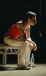 In foto Rami Malek (41 anni) Dall'articolo: Bohemian Rhapsody, la danza musicale di Rami Malek.