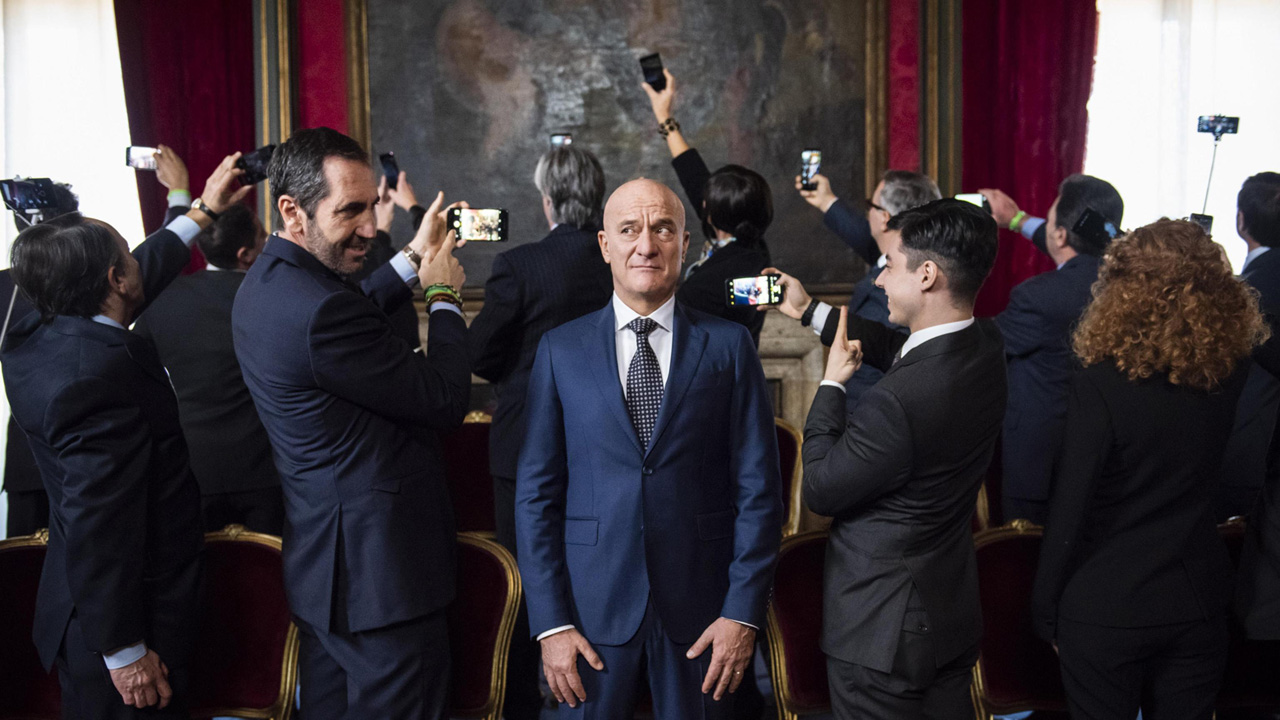 In foto Claudio Bisio (67 anni) Dall'articolo: Bentornato Presidente!, da gioved 28 marzo al cinema.