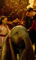 In foto Eva Green (44 anni) Dall'articolo: Dumbo mantiene il primo posto al Box Office e incassa mezzo milione di euro. Dall'articolo: Dumbo, la video recensione. Dall'articolo: Dumbo vola subito in testa al box office. Apertura soft per Claudio Bisio.