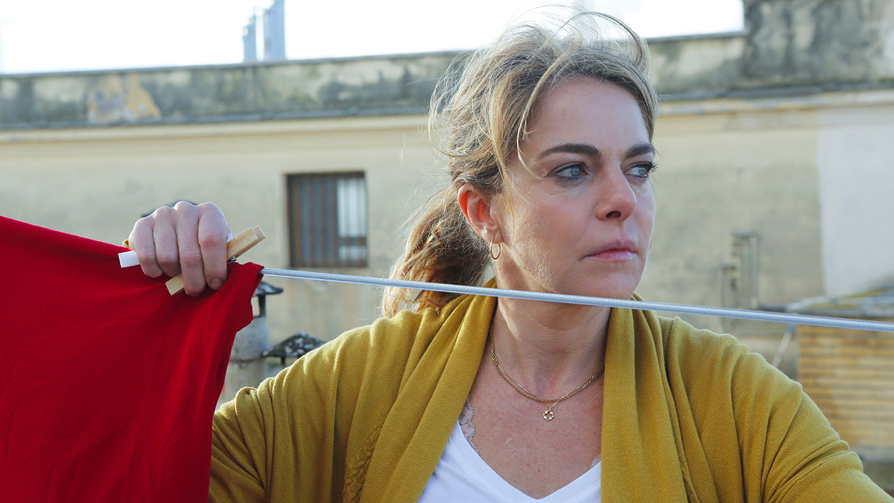 In foto Claudia Gerini (53 anni) Dall'articolo: A mano disarmata, il trailer ufficiale del film [HD].