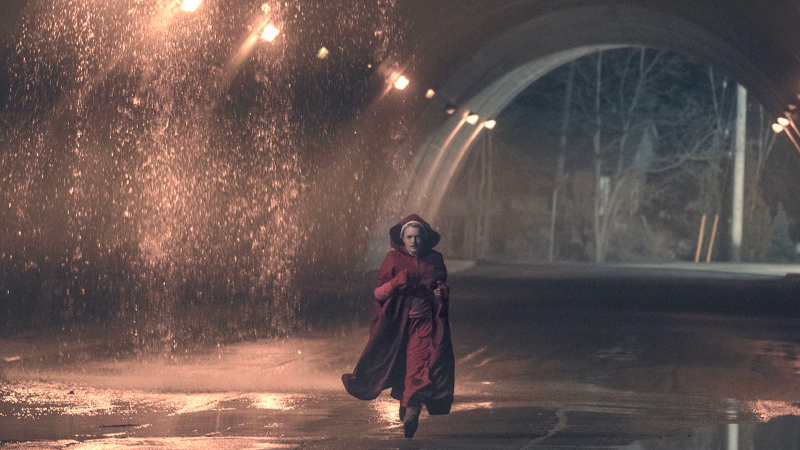 In foto una scena della serie The Handmaid's Tale. -  Dall'articolo: Che sia benedetto lo scontro. The Handmaid's Tale 3  ora su TIMVISION.