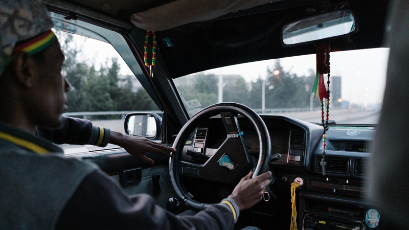 In foto una scena della miniserie Taxi Waves. -  Dall'articolo: Taxi Waves, su TIMVISION una suggestiva full immersion nella scena musicale elettronica africana.