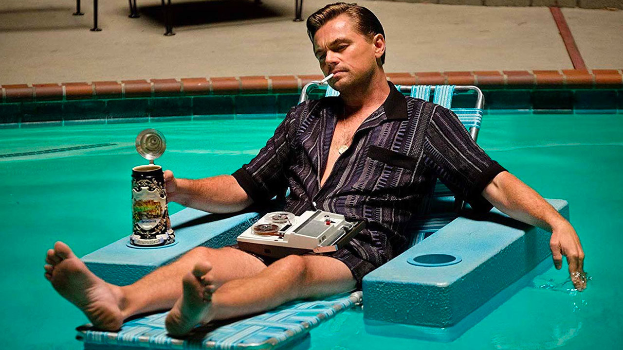 In foto Leonardo DiCaprio (49 anni) Dall'articolo: C'era una volta... a Hollywood stravince il suo secondo weekend con 2,1 milioni di euro.
