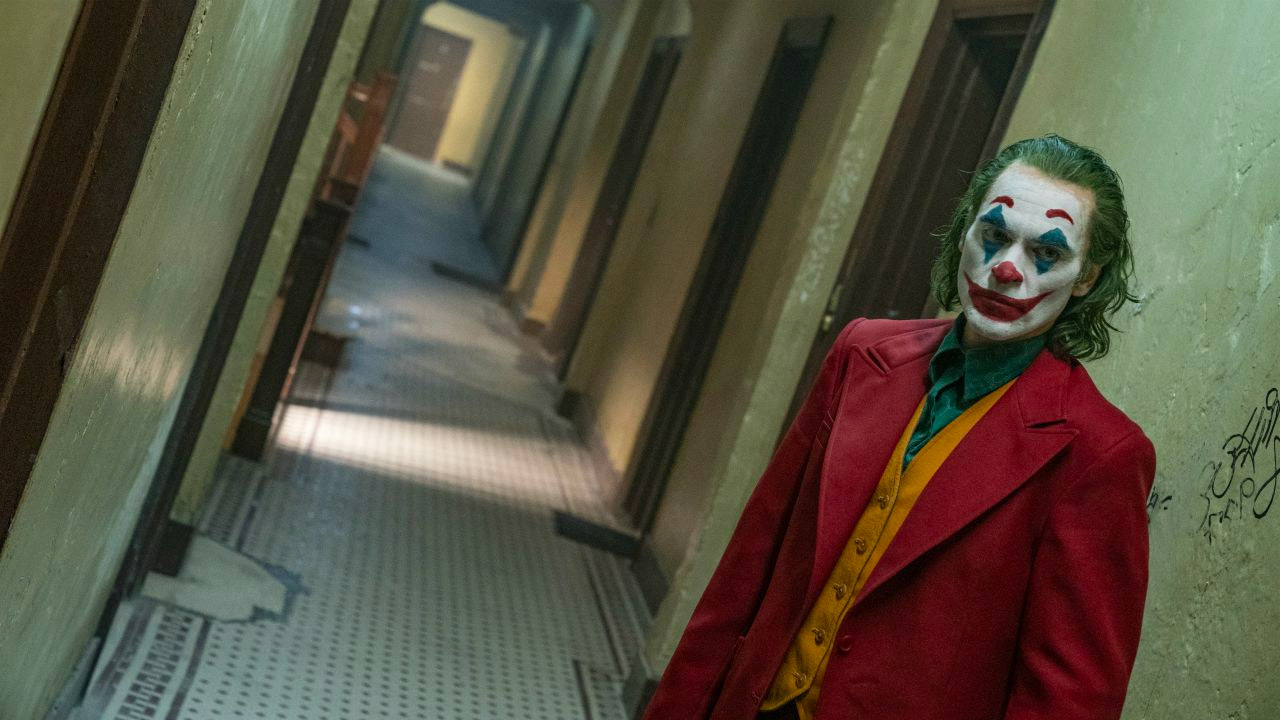 In foto Joaquin Phoenix (50 anni) Dall'articolo: Joker continua a impressionare: oltre 1 milione di euro in un solo giorno.
