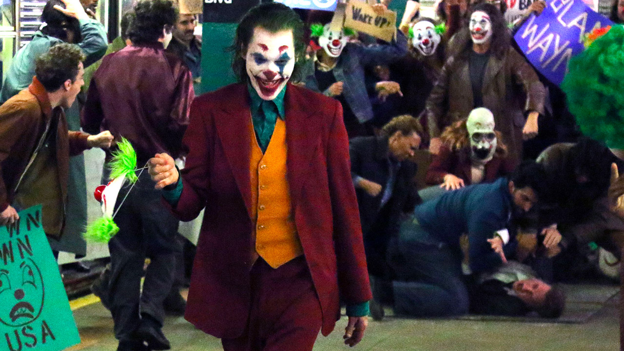 In foto Joaquin Phoenix (50 anni) Dall'articolo: Joker  il Re dei feriali: scavalca Maleficent 2 e riconquista la leadership del box office.