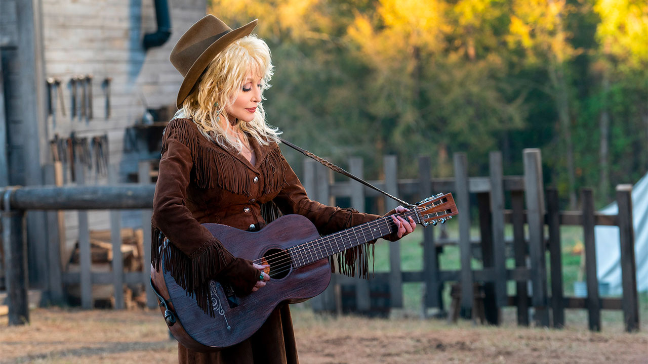 In foto Dolly Parton (78 anni) Dall'articolo: Dolly Parton - Le Corde del Cuore, il trailer italiano della serie [HD].