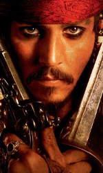 In foto Johnny Depp (61 anni) Dall'articolo: La maledizione della prima luna, il fascino dei Pirati non tramonta mai.