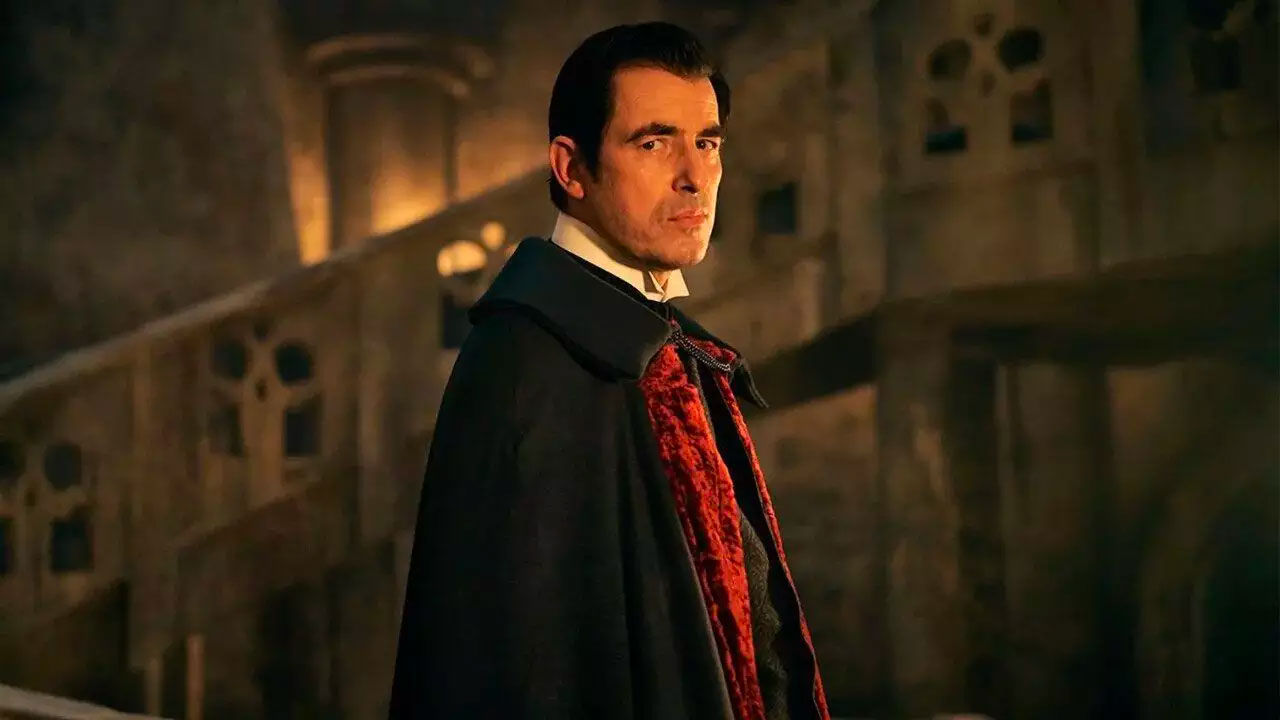 In foto Claes Bang (57 anni) Dall'articolo: Dracula, il trailer italiano finale della serie [HD].