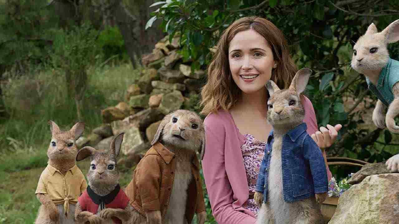 In foto Rose Byrne (45 anni) Dall'articolo: Peter Rabbit 2 - Un Birbante in Fuga, il nuovo trailer italiano del film [HD].